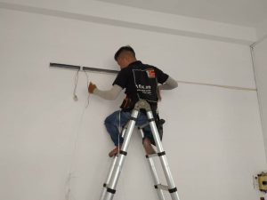 Thợ chuyên lắp đặt sửa chữa bóng đèn